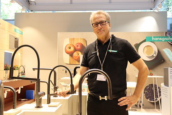 Hans-Joachim Kalek zeigt am Stand von Hansgrohe, wie die richtige Armatur Wasser sparen kann. - © Judith Gladow