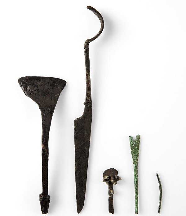Instrumente des "Chirurgen von der Weser": ein Schabeisen (v. l.), eine Schere, ein Brenneisen und Kupfernadeln zum Vernähen von Wunden. - © Historisches Museum der Pfalz/Carolin Breckle