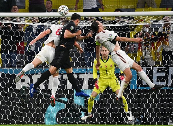 Kampf um den Ball vor dem ungarischen Tor. - © Federico Gambarini/dpa