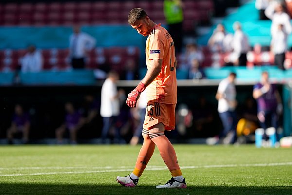 Dem spanischen Torwart Unai Simon unterlief ein folgenschweres Missgeschick. - © Martin Meissner/AP Pool/dpa