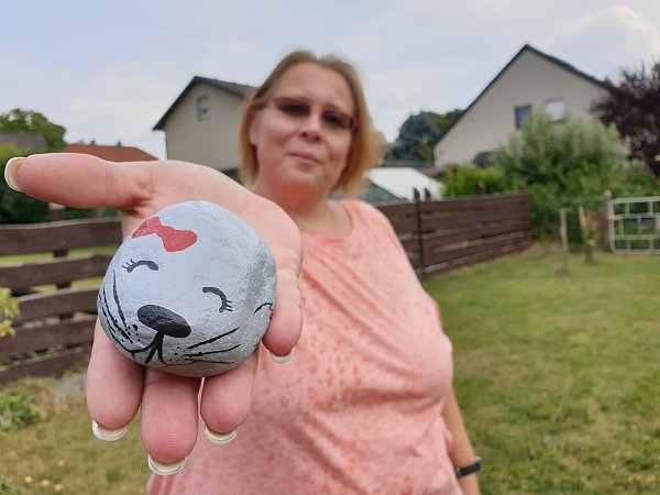 Trendsetterin: Stephanie Kuhlmann zeigt eine steinige Robbe. Sie hat die Facebook-Gruppe "Hiddenhauser Steine" gegründet und den Trend aus dem Norden mitgebracht. - © Ilja Regier