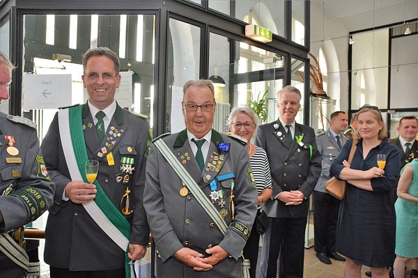Wenn Peter Meier (2. v. l.) dabei ist, wird gerne mal gescherzt. So, wie beim Empfang im Bürgerhaus. Neben Meier steht Markus Landerbarthold (l.). - © Karin Prignitz