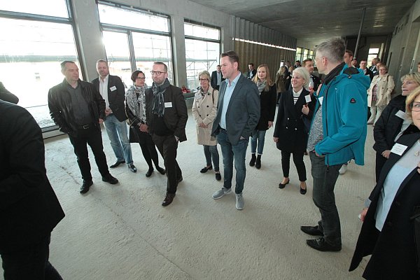 Im Rohbau: Noch ist von der Lobby nichts zu ahnen, immerhin vermittelt der Ausblick auf das Marta-Museum ein Gefühl dafür, wie es im Intervcity-Hotel einmal sein wird. - © Peter Steinert