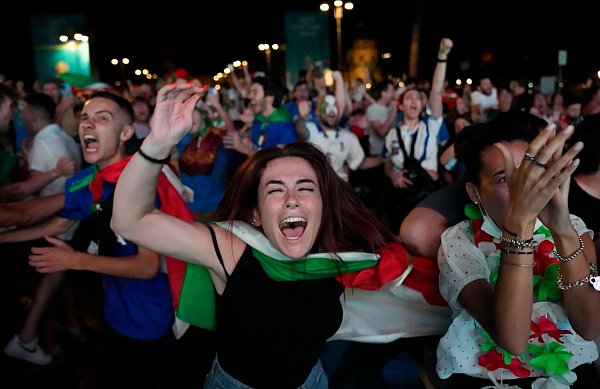 Italiens Fans feiern den EM-Titelsieg in Rom. - © Alessandra Tarantino/AP/dpa