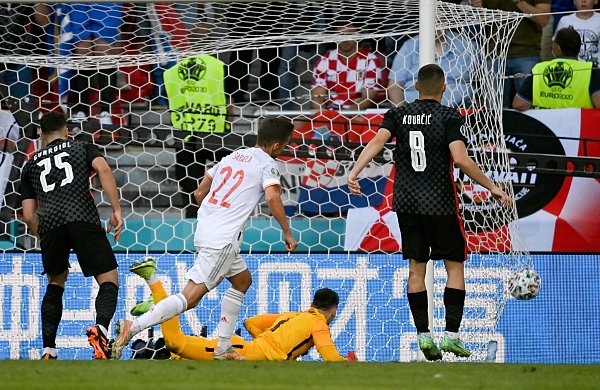 Der spanische Torschütze Pablo Sarabia (M.) dreht nach dem Ausgleichstreffer jubelnd ab. - © Jonathan Nackstrand/Pool AFP/AP/dpa