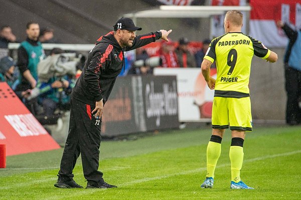Nach vorne: Steffen Baumgart (l.) fordert Kai Pröger auf, mehr für die Offensive zu tun. Gerade da haperte es in Köln gewaltig. - © Dennis Angenendt