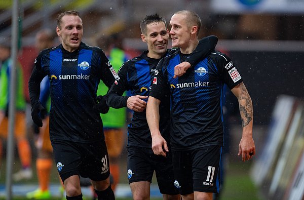 Paderborns Torschütze Sven Michel (r.) bejubelt sein Tor zum 2:1 mit Philipp Klement und Ben Zolinski. - © picture alliance/Guido Kirchner/dpa