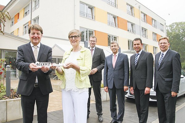 Übergabe: Architekt Werner Niggemeier (v. l.) übergibt den Schlüssel des Seniorenhauses gut gelaunt an Einrichtungsleiterin Bernadette Linhof. Mit dabei sind Marcel Giefers, Vorsitzender des Verwaltungsrates der KHWE, Landrat Friedhelm Spieker, Bürgermeister Carsten Torke und KHWE-Geschäftsführer Reinhard Spieß. - © Madita Schellenberg