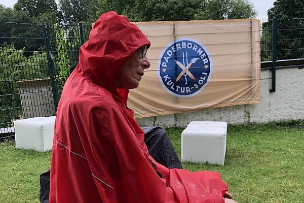Bei Regen zieht sich der Zuschauer einfach ein Cape über. - © Carmen Behrens