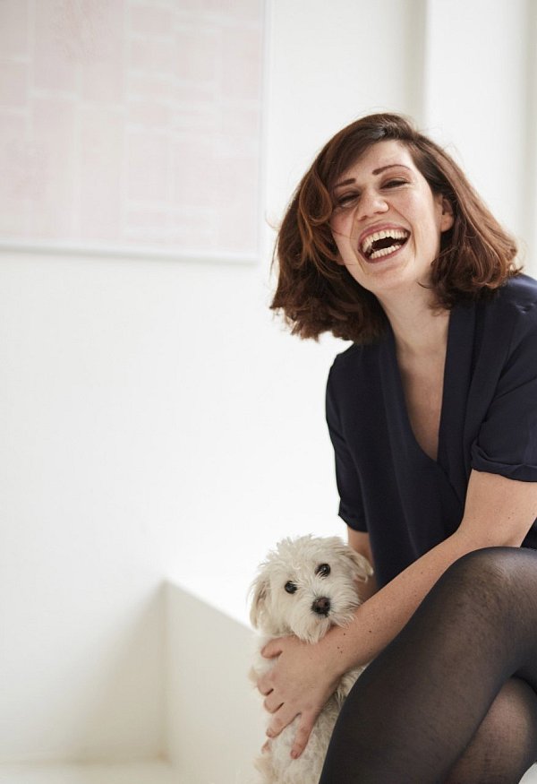 Sammelt originelle WLAN-Namen: Die Kommunikationsdesignerin Helen Stelthove mit ihrem Hund Johnny, einer Mischung aus Malteser und Cairn Terrier. - © Marie Monecke