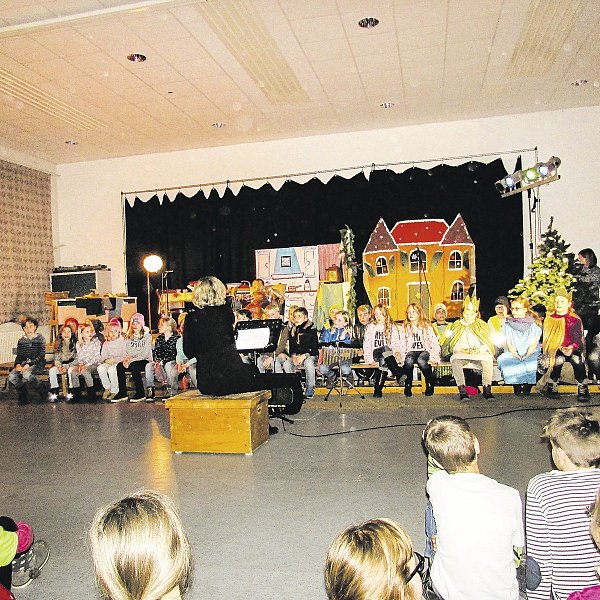 Die vierten Klassen auf der Bühne: Für Eltern und Gäste spielten die Kinder das Musical „Vater Martin“. - © Carina Cremer