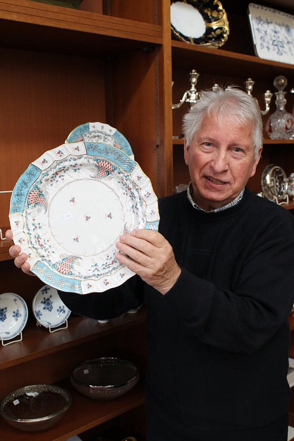 Exklusiv: Detlef Jentsch mit einem Teller des Schahs. - © Nicole Hille-Priebe