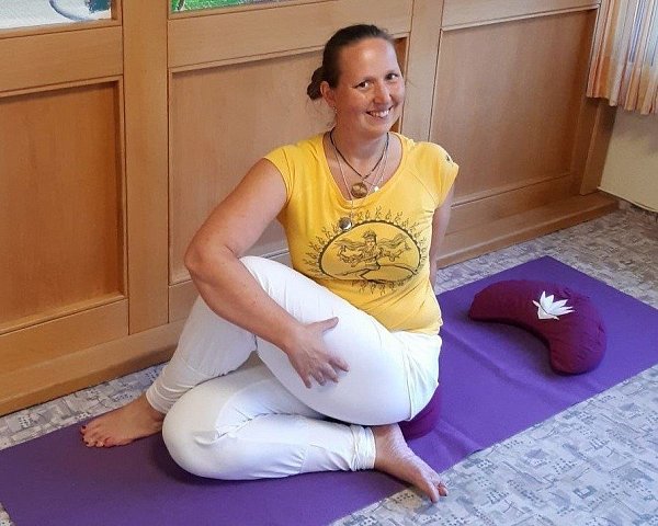 Die Yogalehrerin Beate Hensel freut sich, dass es nach der Corona-Zwangspause endlich losgehen kann. - © Privat/Hensel