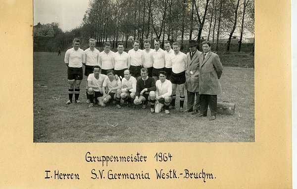 Gruppenmeister 1964: Als Spieler war der junge Hans-Ulrich Lohse (stehend 5. v. r.) mit dem SV Germania Westkilver-Bruchmühlen erfolgreich. - © privat