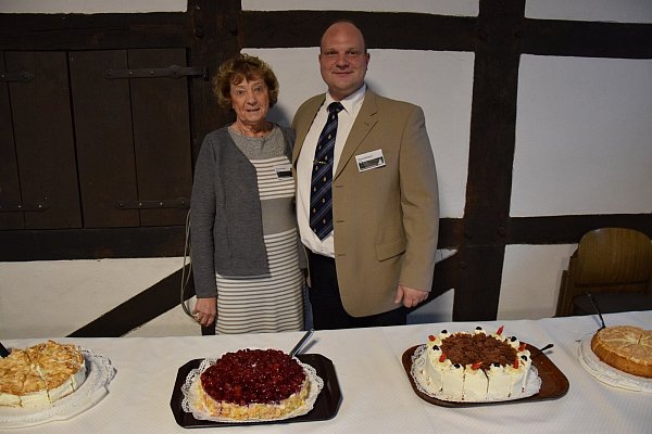 Gertrud Gockel und Torsten Reitmeier servieren den Kuchen.   - © Johanna Werth