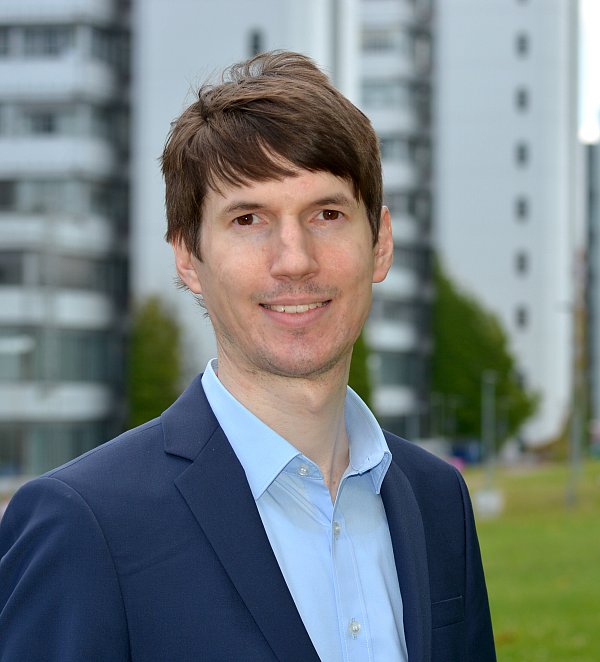 Marcus Biermann ist seit Juni 2024 Juniorprofessor für Internationale Wirtschaftspolitik an der Fakultät für Wirtschaftswissenschaften. - © Universität Bielefeld