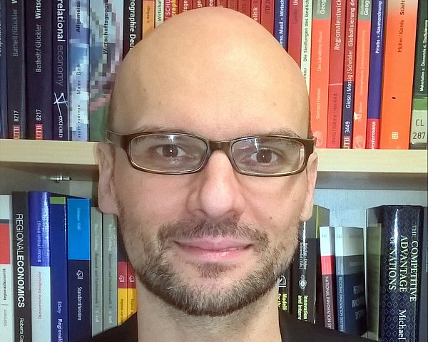 In seiner Jugend stand er in der Galerie hinter dem Tresen, jetzt wird er Ordensträger: Wirtschaftsgeograf Christian Hundt. - © Privat
