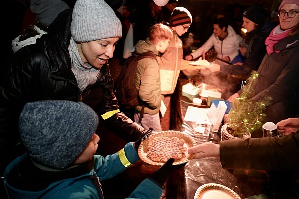 Beim Schildsker Feuerzauber gibt es frische Waffeln von der Stiftschule. - © Peter Unger