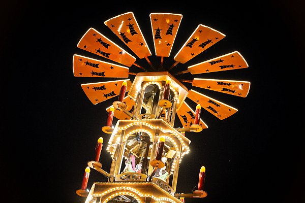 Die Weihnachtspyramide auf dem Paderborner Marktplatz ist rund 20 Meter hoch. - © Niklas Tüns