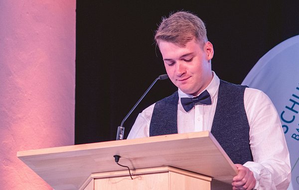 Lebhafte und humorvolle Rede: Schülersprecher Sören Friedrich dankte in seinem Vortrag seinen Mitschülern, Eltern und Lehrern der Gesamtschule Bad Driburg. - © Gesamtschule Bad Driburg
