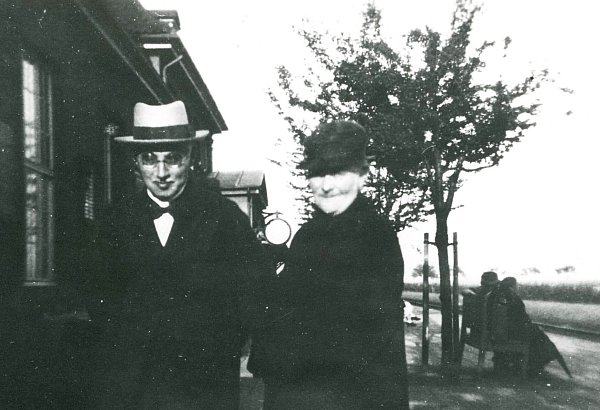 Max und Julie Lazarus am Bahnhof in Lübbecke, die Aufnahme entstand vor 1939. - © Stadtarchiv Lübbecke