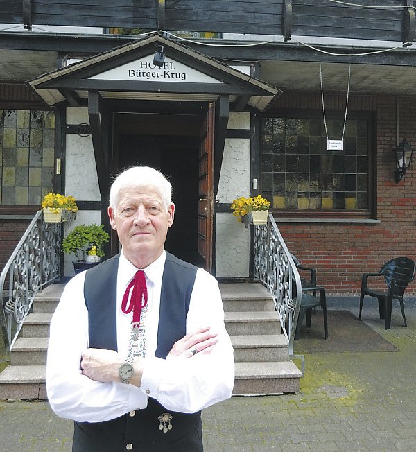 Ein Lebensabschnitt geht vorüber: Inhaber Albert Möhring hat zahlreiche schöne Erinnerungen an die 46 Jahre, in denen er den Marienloher Bürger-Krug betrieb. - © Johanna Lahme