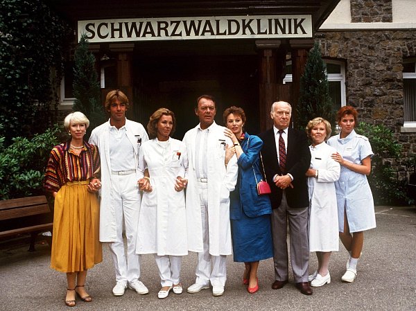 Die Darsteller der Schwarzwaldklinik: Karin Eckhold (v. l), Sascha Hehn, Gaby Dohm, Klausjürgen Wussow, Ilona Gruebel, Alf Marholm, Eva-Maria Bauer und Gaby Fischer.  - © picture-alliance/ dpa