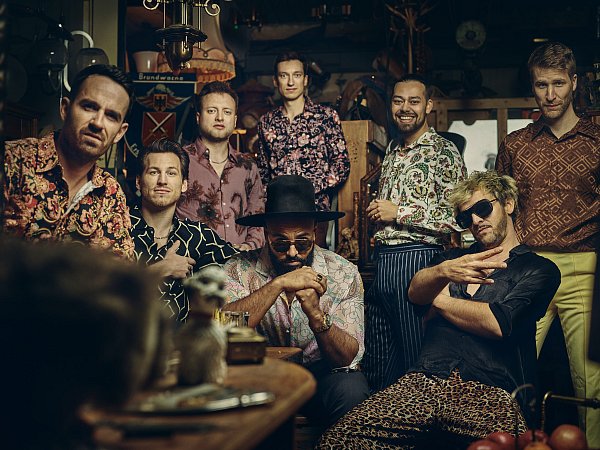 Fatcat: Kenny Joyner (Vocals), Ferdi Klamt (Keyboard), Jakob Monninger (E-Gitarre), Fabian Gyarmati-Buchmüller (Bass), Damien Stath (Schlagzeug), Paul Andrew (Altsaxofon), Stefan Erschig (Posaune), Malte Breuhaus (Tenorsaxofon) - © by Felix Groteloh