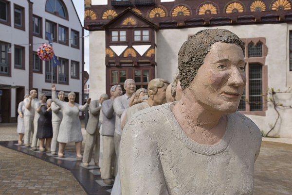 Sie sorgten für Schlagzeilen und posierten geduldig für unzählige Fotos: Die Alltagsmenschen vom Lechnerhof waren ein Besuchermagnet. - © Huxarium-Gartenpark