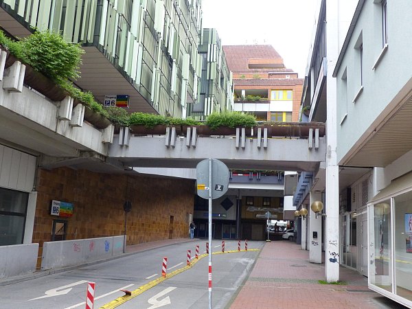 Unwirtliche Situation im rückwärtigen Bereich der Brückengasse. - © Jochem Schulze