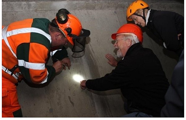 André Dinter von der Straßenmeisterei in Löhne zeigt Friedhelm Eickmeyer und Heike Meyer (v. l.) einen winzigen Riss im Innern der Brücke. Er wird im Brückenbuch festgehalten und weiter beobachtet. - © FOTO: KATRIN CLEMENS