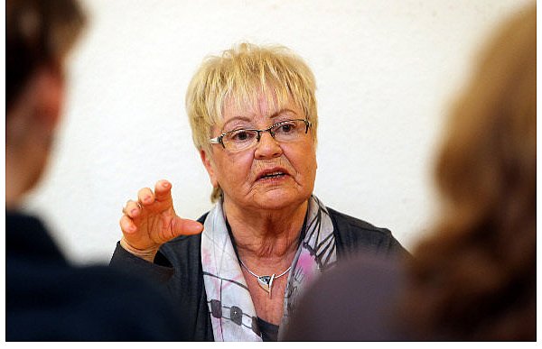 Die ehemalige Oberbürgermeisterin Angelika Dopheide nutzt ihre Netzwerke und ihre Erfahrung und führt Menschen für das Gute zusammen. Besonders am Herzen liegt ihr das Frauenhaus. Hier ist sie gerade im Gespräch mit den Mitarbeiterinnen. - © FOTO: WOLFGANG RUDOLF