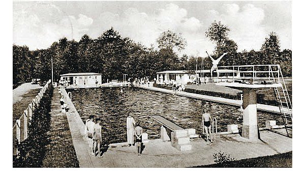 Kurz nach der Einweihung 1935: Links die Hecke steht heute noch. - © Picasa