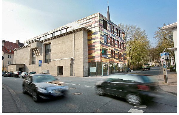 Die Fassade ist ansprechend gestaltet. Von außen erinnert nur noch die dicke sichtbare graue Wand an den einstigen Zweck des Bauwerks. Der Bunker ist heute Wohnquartier und ein markantes, stadtbildprägendes Gebäude. - © FOTOS: ANDREAS ZOBE
