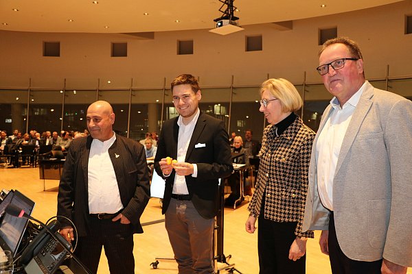 Jens Wimmelbücker (2. von links) präsentiert die Ü-Eier für den Losentscheid. - © Anja Hustert