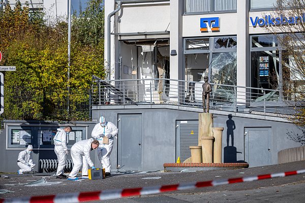Spurensicherung durch Mitarbeitende der Bielefelder Polizei nach der Sprengung am 3. November an der Volksbank in Paderborn-Dahl. - © Niklas Tüns