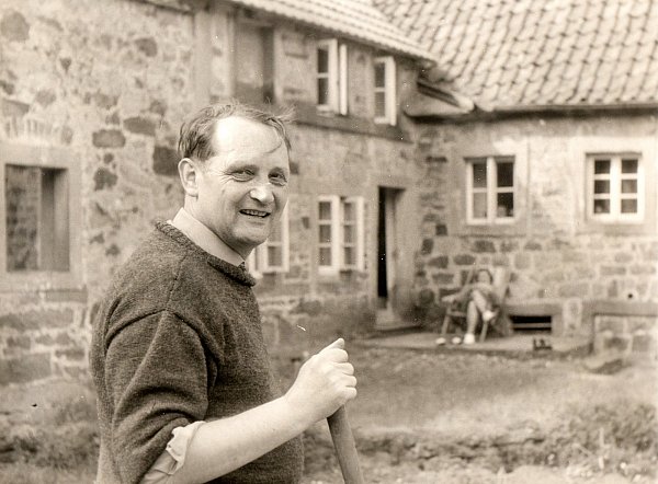 Herbert Ebersbach in den 50ern. Über mehrere Jahre hinweg bauen er und seine Familie das Haus zu einem Atelier um. - © Repro: Horst Biere / Quelle: Familie Ebersbach