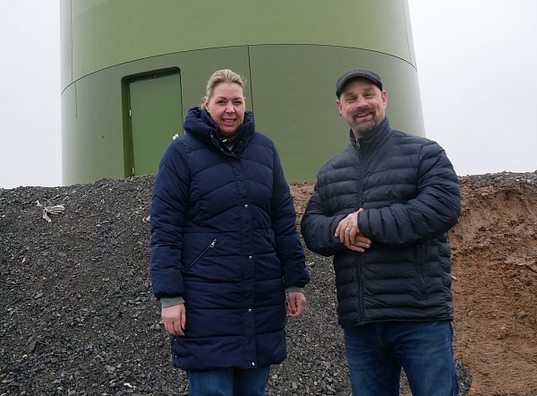 Iris Brockmeier und Sascha Gödecke, Vorstand der Bürger-Energie-Genossenschaft. zeigen sich mit dem Baufortschritt des ersten Bürger-Windrads bei Marienloh sehr zufrieden. - © Klaus Karenfeld
