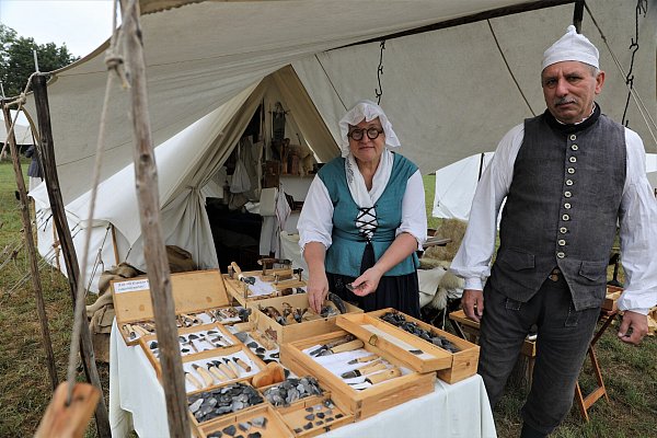 Daniela und Hansjörg Behr an ihrem Stand mit Feuersteinen. - © Simone Flörke