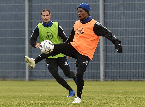 Debüt im Nieselregen: Mohammed Kamara (vorne) trainierte am Samstag erstmals mit seinen neuen Teamkollegen vom SC Paderborn um Tobias Schwede (im Hintergrund). - © W. Hiegemann