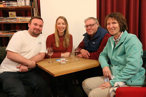 Das "Masch-Team" holt sich den Sieg des zehnten NW-Pubquiz. - © Anthea Moschner