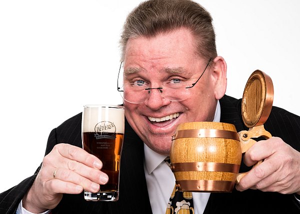 Auf humorvolle Weise entführt Rainer Diekmann die Gäste in die Welt von Gerste, Hopfen, Malz und Co. - © Markus Dömer