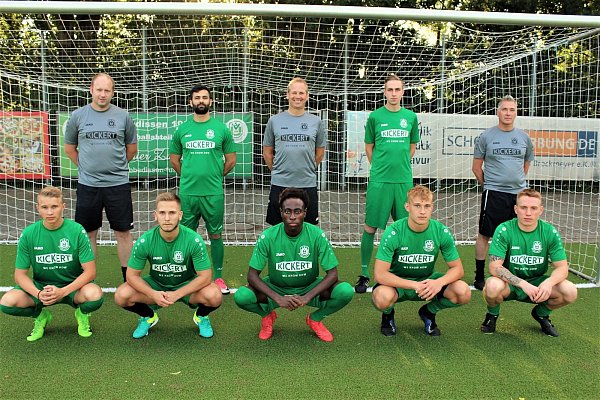 Neue Gesichter beim SV Ubbedissen: Co-Trainer Tobias Berkenkamp (o.v.l.), Murad Zana, Abteilungsleiter Volker Reck, Mats Morten Mandl, Trainer Thorsten Neubauer, Marcel Marsollek (u.v.l.), Jonathan Iwers, Gildas Djorno Peleu, Marvin Baars und Kenny McCormick. FOTO: Klusmeyer - © hd Klusmeyer