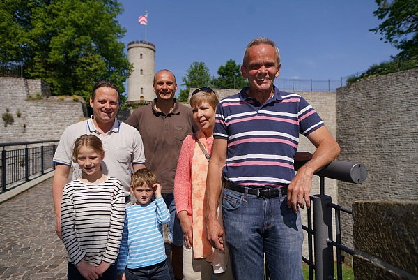 Glückliche Gesichter: Die Ersthelfer Christian Degner (hinten links) und Norbert Piwek (hinten rechts) treffen auf Reiner Giersch (l.) und dessen Frau Petra. Degners Kinder Kaja und Nick sind stolz auf ihren Papa. - © Peter Unger