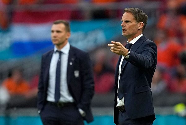 Der niederländische Trainer Frank de Boer (r) und der ukrainische Coach Andrej Schewtschenko. - © Peter Dejong/AP Pool/dpa