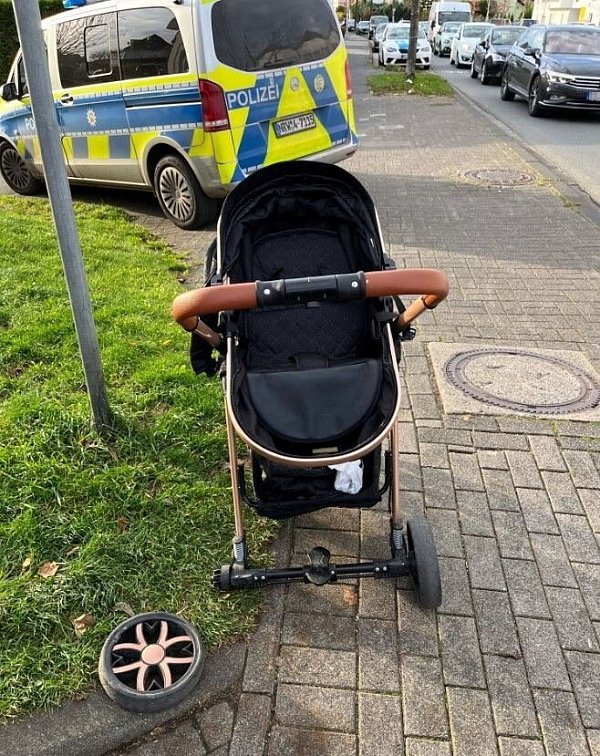 Beschädigter Kinderwagen - © Bielefeld