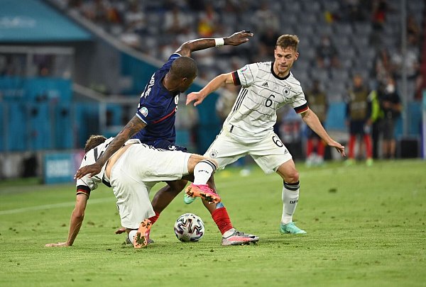 Thomas Müller (l) und Joshua Kimmich in Aktion gegen Frankreichs Presnel Kimpembe. - © Federico Gambarini/dpa