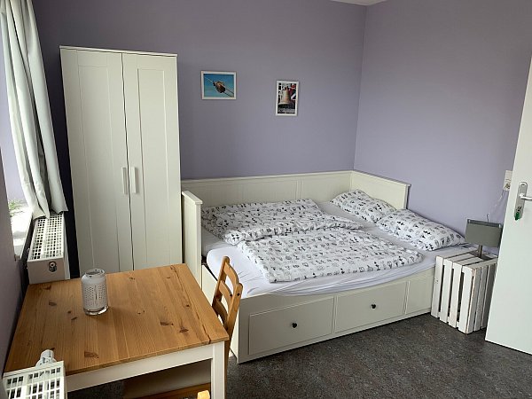Hell und freundlich: Die Zimmer wurden 2015 renoviert und um jeweils ein eigenes Bad mit Dusche erweitert. - © Inselhaus Langoog