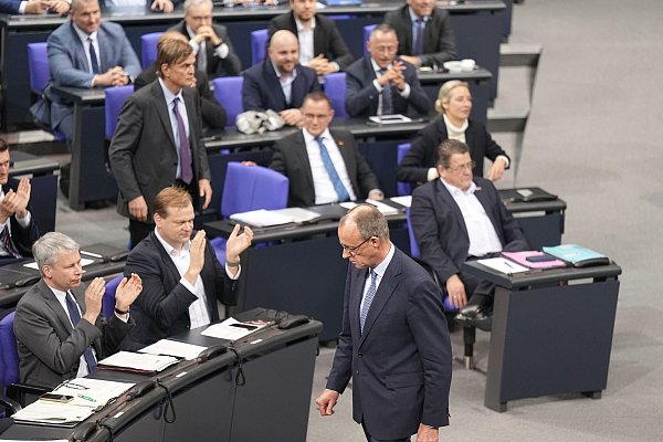 Friedrich Merz, CDU-Bundesvorsitzender und CDU/CSU-Fraktionsvorsitzender im Bundestag, läuft im Bundestag an der AfD-Fraktion vorbei. - © Michael Kappeler/dpa