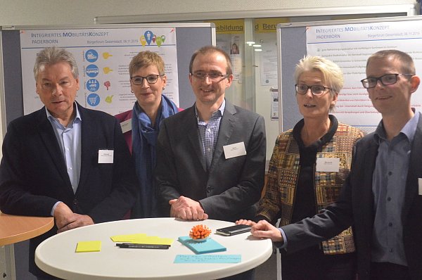 Aktive Teilnehmer der Zusammenkunft: (v. l.) Dieter Honervogt (stellvertretender Bürgermeister), Petra Voßebürger (Moderation), Harald Bock (Projektleitung, Stadt Paderborn), Claudia Warnecke (Technische Beigeordnete) und Christian Bexen (Projektleitung). - © Dietmar Gröbing